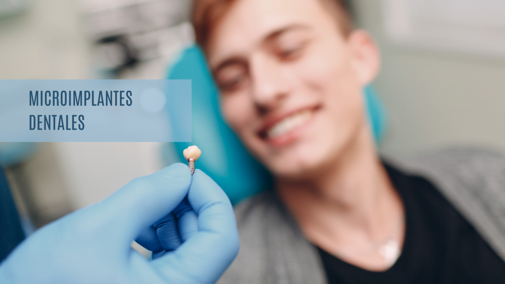 Un paciente sonríe mientras el dentista le enseña un microimplante dental