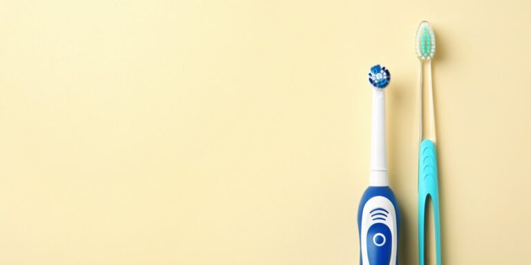 Cepillos de dientes manuales y eléctricos sobre fondo de color