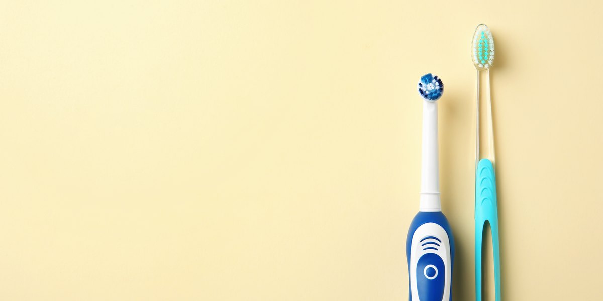 Cepillos de dientes manuales y eléctricos sobre fondo de color