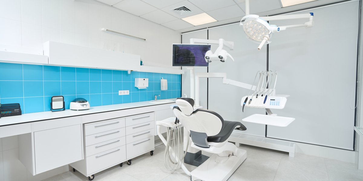 Dentista de la Seguridad Social: gabinete dental con el sillón, la lámpara y el instrumental preparados