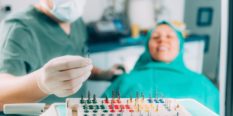 ¿Ponerse implantes dentales duele? Qué se siente en la cirugía y cómo se evita el dolor