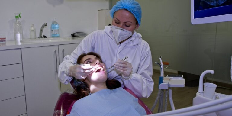 Fibroma en la encía o en la boca: qué es ese bulto y cómo se quita