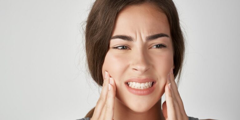 Sensibilidad en los dientes: causas y cómo aliviar los dientes sensibles